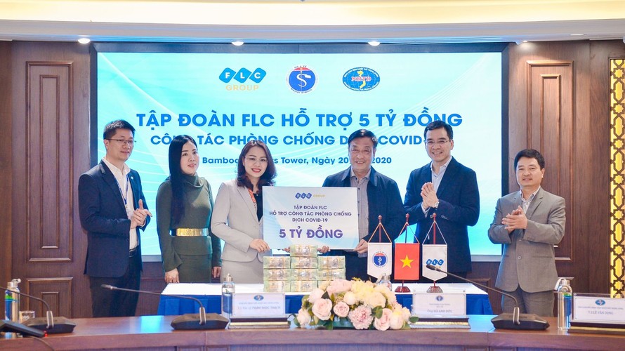 Bà Hương Trần Kiều Dung, Phó Chủ tịch kiêm TGĐ Tập đoàn FLC trao 5 tỷ đồng hỗ trợ công tác phòng chống dịch bệnh cho đại diện Bộ Y tế