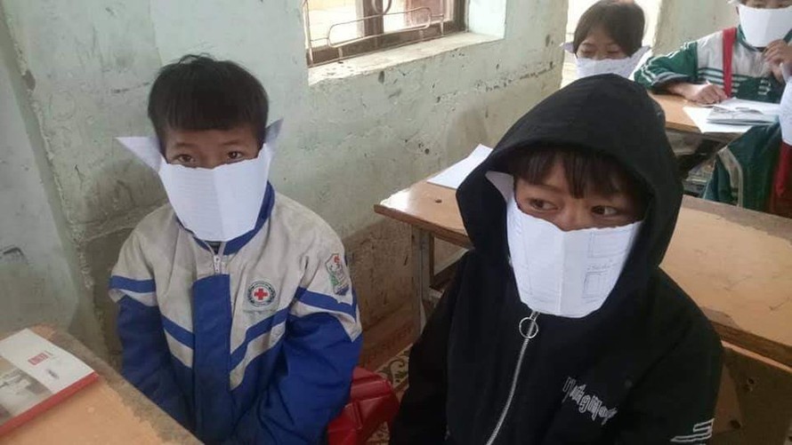 Hình ảnh các em học sinh đeo khẩu trang bằng giấy được chia sẻ trên mạng xã hội. - Ảnh: Vietnamnet