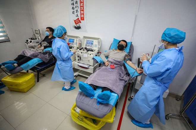 Những bác sĩ đã hồi phục sau khi nhiễm virus corona hiến huyết tương tại Vũ Hán hôm 18/3. - Ảnh: AFP.