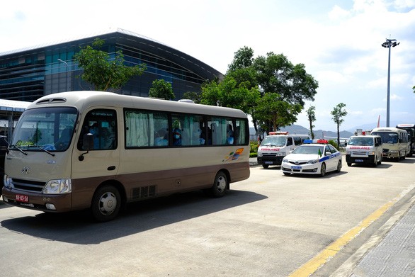 Xe đưa hành khách người Việt Nam và Hàn Quốc trên chuyến bay từ Daegu (24-2) đi cách ly - Ảnh: Tuổi Trẻ