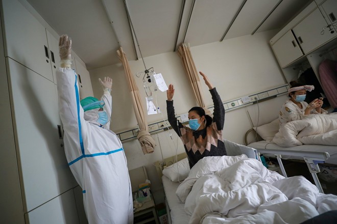 Nhân viên y tế hướng dẫn bệnh nhân tập thể dục tại một bệnh viện ở Vũ Hán. 