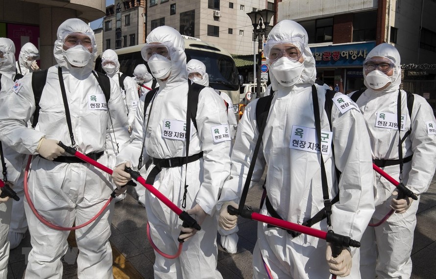 Binh sỹ Hàn Quốc phun thuốc khử trùng nhằm ngăn chặn sự lây lan của dịch COVID-19 tại thành phố Daegu. (Ảnh: TTXVN)