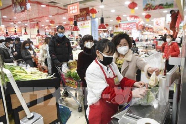 Người dân mua sắm tại một siêu thị ở Trùng Khánh, Trung Quốc ngày 5/2/2020. - Ảnh: THX/TTXVN