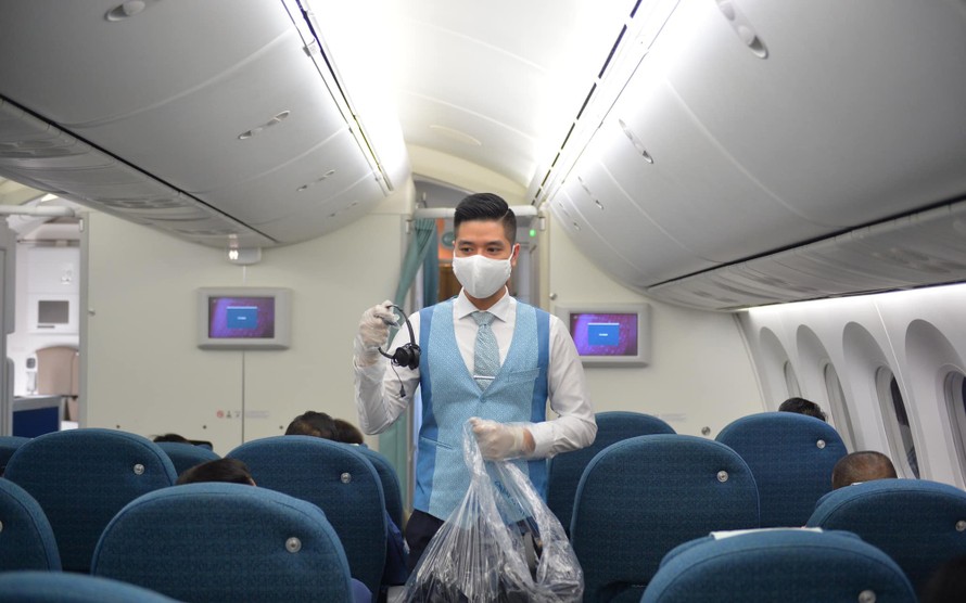 Tiếp viên của hãng Vietnam Airlines phục vụ hành khách trên một chuyến bay. (Ảnh minh họa)