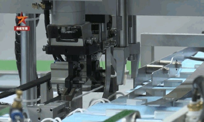Máy sản xuất khẩu trang do Viện Công nghệ Sản xuất của AVIC phát triển. - Ảnh: CGTN.