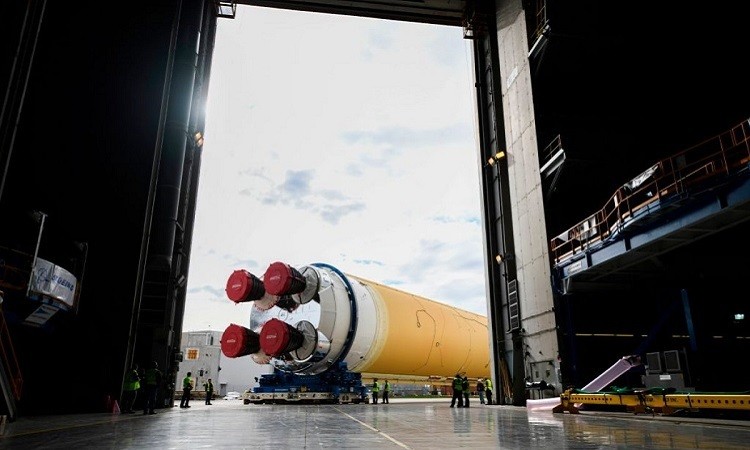 Tên lửa SLS tại cơ sở lắp ráp Michoud hôm 6/1/2020. - Ảnh: NASA