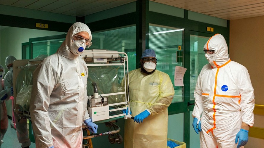 Nhân viên y tế đeo khẩu trang và mặc đồ bảo hộ khi tiếp xúc với bệnh nhân nhiễm virus corona. - Ảnh: Reuters.