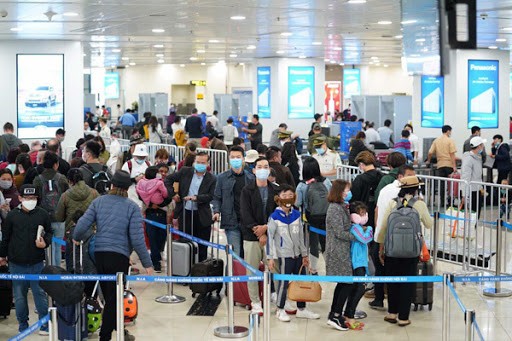 Ngày 22/3, sân bay Nội Bài tiếp nhận hơn 2.000 người Việt từ vùng dịch trở về