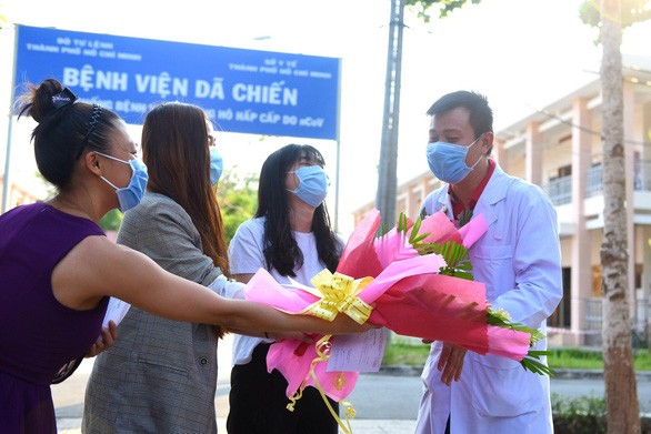 3 trong số 22 bệnh nhân ở TP.HCM được ra viện (tính đến 14h ngày 6-4). Trong ảnh: các bệnh nhân tặng hoa cảm ơn bác sĩ trong ngày ra viện - Ảnh: Tuổi Trẻ