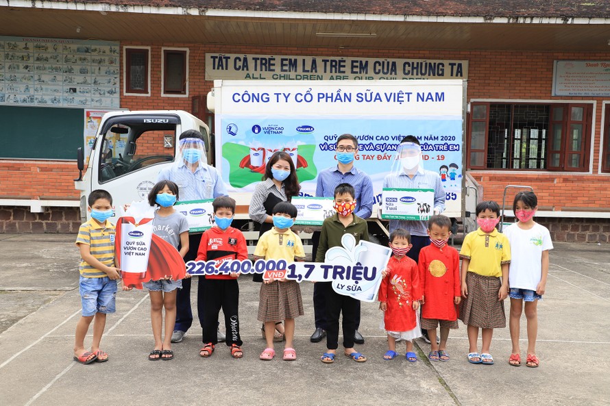 Đại diện công ty Vinamilk tặng sữa cho trẻ em tại Trung tâm nuôi dưỡng trẻ mồ côi Hà Cầu, Hà Nội.