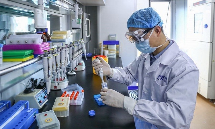 Nhà nghiên cứu kiểm tra mẫu thử vaccine bất hoạt ngừa Covid-19 ở nhà máy sản xuất vaccine của Sinopharm tại Bắc Kinh. - Ảnh: Xinhua.