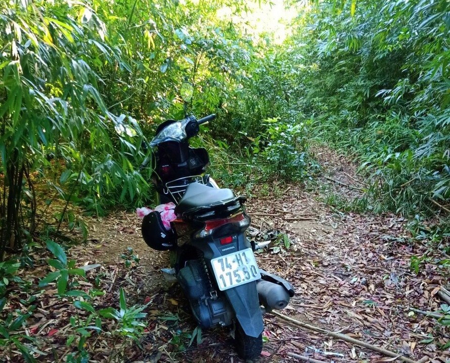 Xe mô tô của hai chị em được phát hiện ở địa phận thôn Chênh Vênh, xã Hướng Phùng - Ảnh: Báo Quảng Trị
