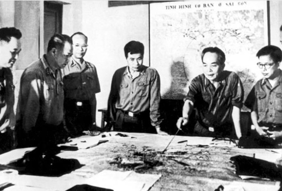 Đại tướng Võ Nguyên Giáp và Quân ủy Trung ương duyệt phương án tác chiến Chiến dịch Hồ Chí Minh. - Ảnh: TTXVN