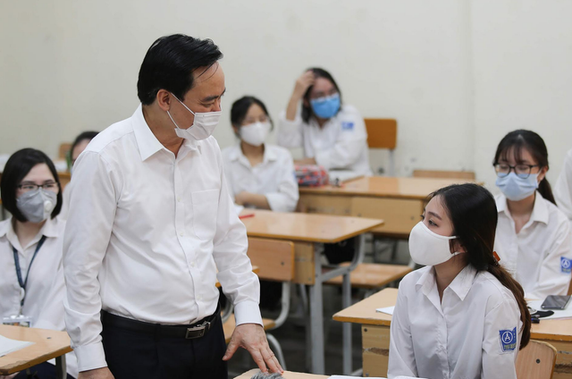 Bộ trưởng Phùng Xuân Nhạ trò chuyện với học sinh trường THPT Phan Đình Phùng