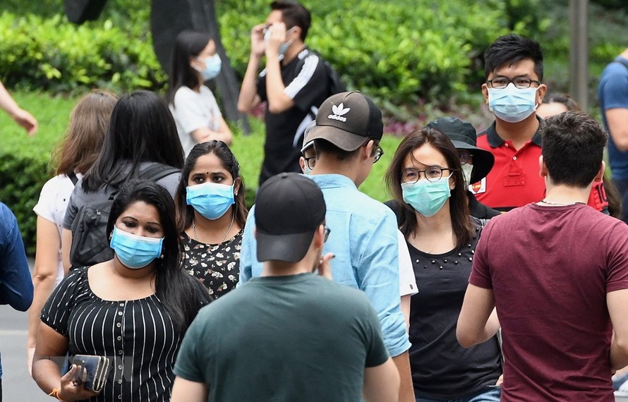 Người dân đeo khẩu trang phòng lây nhiễm COVID-19 tại Singapore ngày 5/4/2020. (Ảnh: AFP/TTXVN)