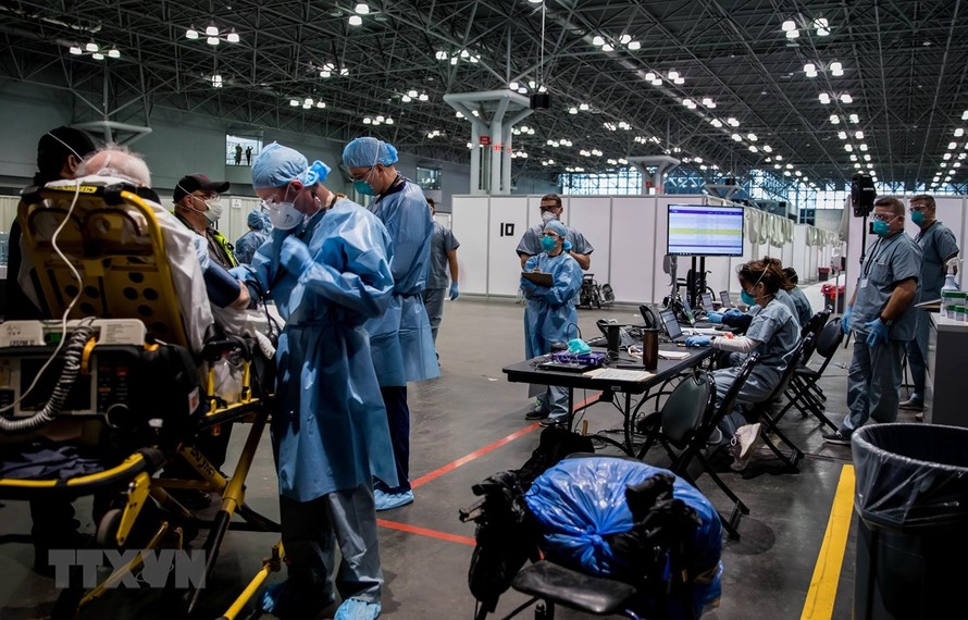 Lực lượng quân nhân Mỹ làm việc tại một trạm y tế ở New York. (Ảnh: AFP/TTXVN)