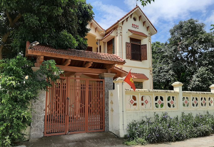 Ngôi nhà khang trang của một “hộ cận nghèo” ở xã Yên Thọ (huyện Yên Định). - Ảnh: Thùy Chi