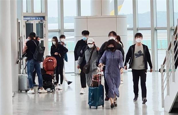Hành khách đeo khẩu trang phòng lây nhiễm COVID-19 tại sân bay quốc tế Incheon, Hàn Quốc ngày 17/4/2020. (Nguồn: Yonhap/TTXVN)
