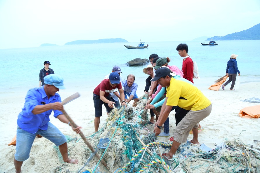 Hoạt động dọn sạch bãi biển tại Cù Lao Chàm (2019) do UNESCO và Khu Dự trữ sinh quyển Cù Lao Chàm phối hợp tổ chức. - Ảnh: UNESCO