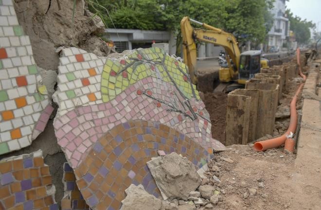 Gần 600m tranh gốm ở Hà Nội bị phá bỏ để mở rộng đường Âu Cơ. - Ảnh: VTC News