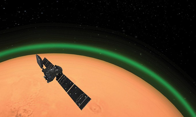 Đồ họa mô phỏng tàu quỹ đạo ExoMars và dải sáng xanh trên bầu khí quyển sao Hỏa. - Ảnh: ESA.