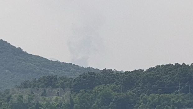 Khói bốc lên sau vụ nổ tại khu công nghiệp Kaesong ở thị trấn biên giới Kaesong, nơi đặt văn phòng liên lạc chung giữa Hàn Quốc và Triều Tiên, ngày 16/6. (Ảnh: Yonhap/TTXVN)
