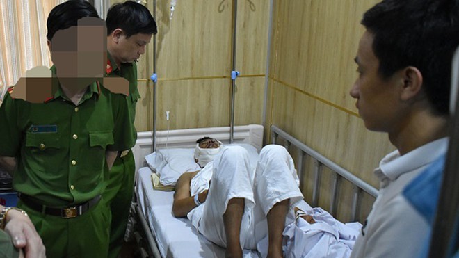 Thượng úy Ngọc đang điều trị tại Bệnh viện Việt Đức. - Ảnh: Thanh Niên