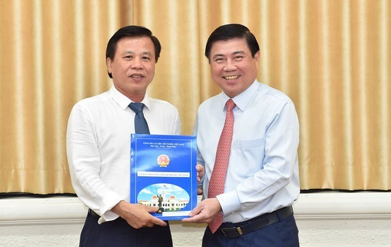 Chủ tịch UBND TPHCM Nguyễn Thành Phong trao quyết định và chúc mừng đồng chí Nguyễn Hữu Tín.