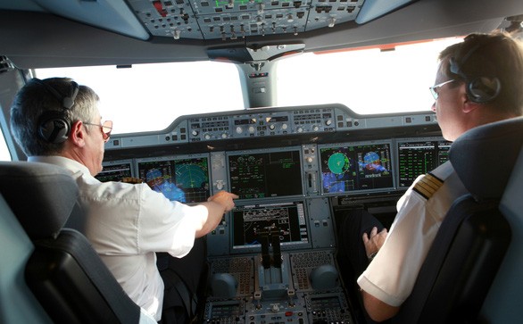 Phi công nước ngoài làm việc trên máy bay Airbus A350 - Ảnh: Tuổi Trẻ