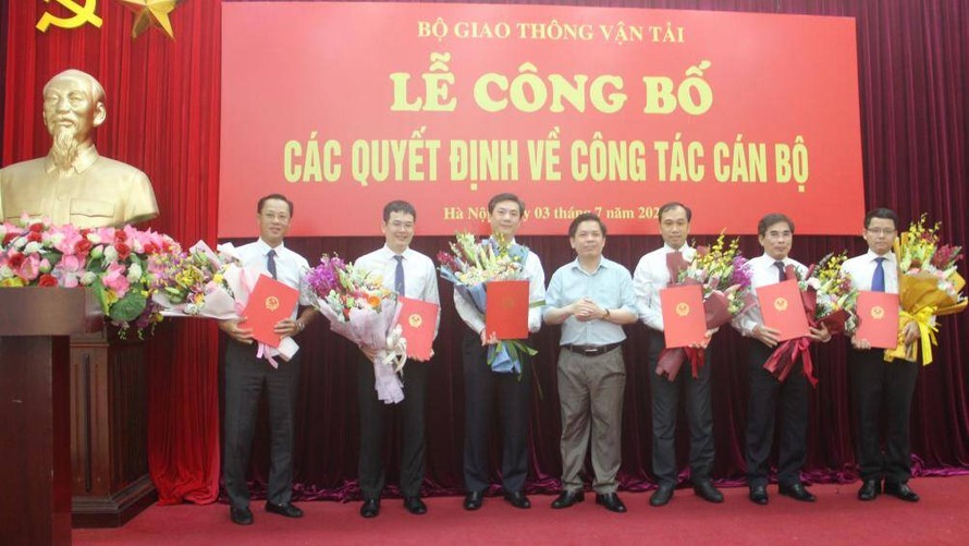Bộ trưởng Bộ GTVT Nguyễn Văn Thể trao Quyết định bổ nhiệm nhân sự lãnh đạo các đơn vị thuộc Bộ.