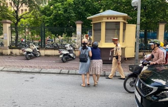 Hình ảnh hai phụ nữ đi xe máy bị ngã xe được chia sẻ trên mạng xã hội.
