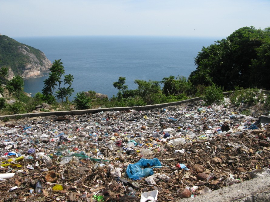 Bãi chôn lấp rác tại Eo Gió, Cù Lao Chàm 2020. - Ảnh: UNESCO