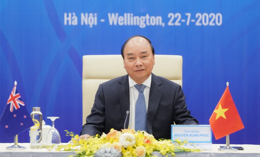 Thủ tướng Nguyễn Xuân Phúc tại đầu cầu Hà Nội. - Ảnh: VGP/Quang Hiếu
