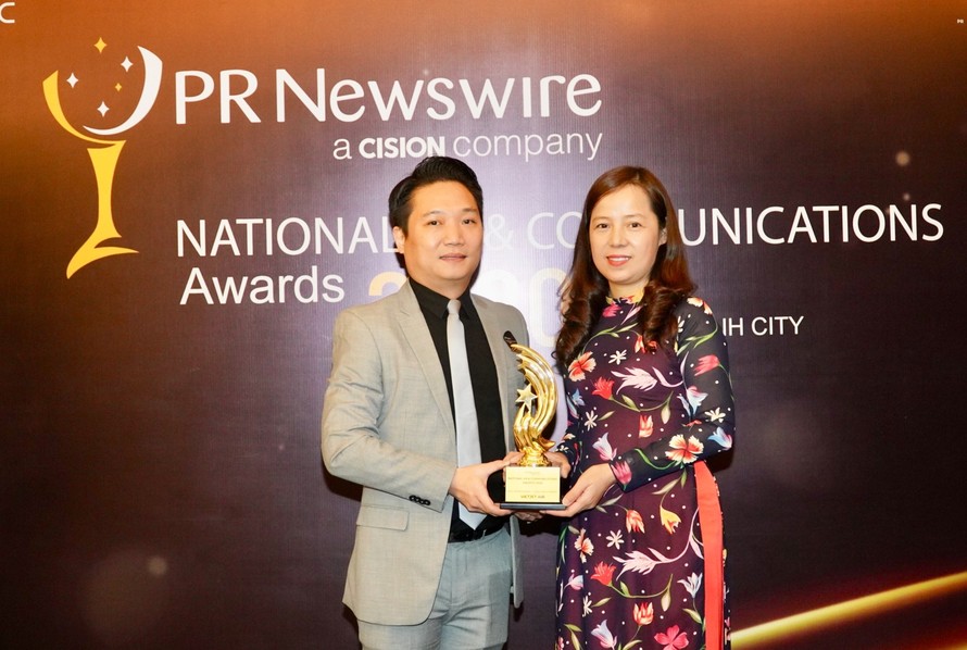 Phó tổng giám đốc Vietjet Nguyễn Thị Thuý Bình đại diện hãng nhận giải thưởng
