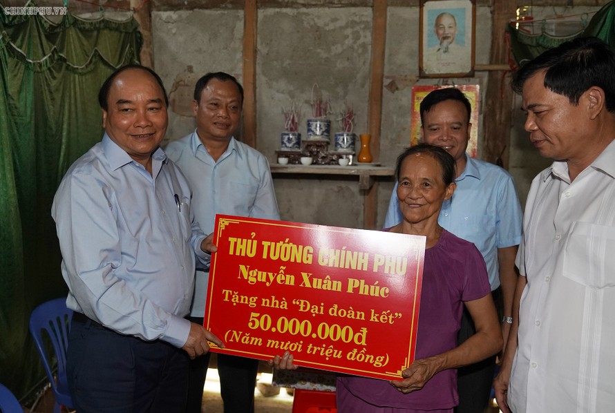 Thủ tướng Nguyễn Xuân Phúc thăm hỏi, trao tặng 2 nhà “Đại đoàn kết” cho hộ nghèo, hộ gia đình chính sách của tỉnh Bắc Kạn, ngày 24/08/2019. - Ảnh VGP