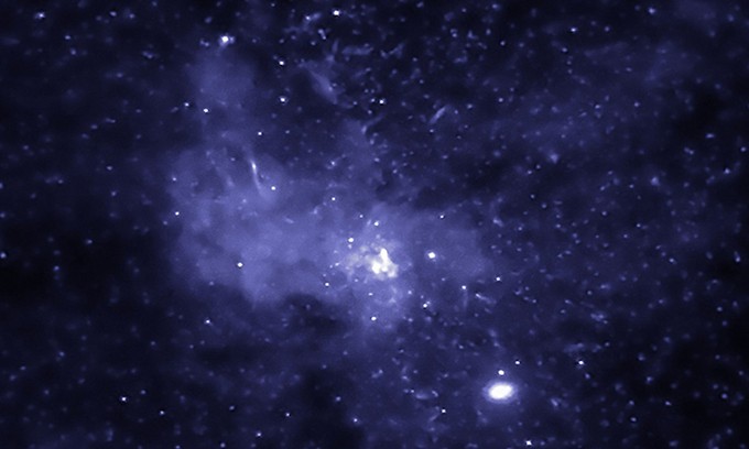 Những khối khí lạnh phát sáng trắng phóng ra từ trung tâm Dải Ngân hà. - Ảnh: NASA.