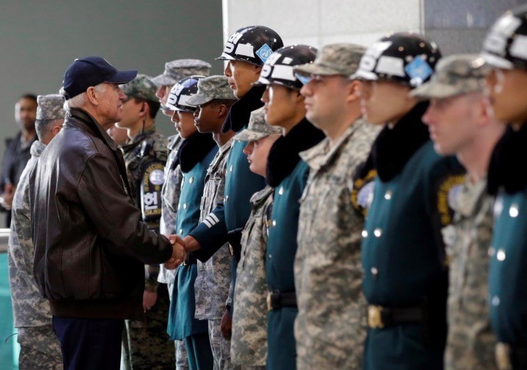 Ông Biden bắt tay lính Mỹ và Hàn Quốc. - Ảnh: Reuters.