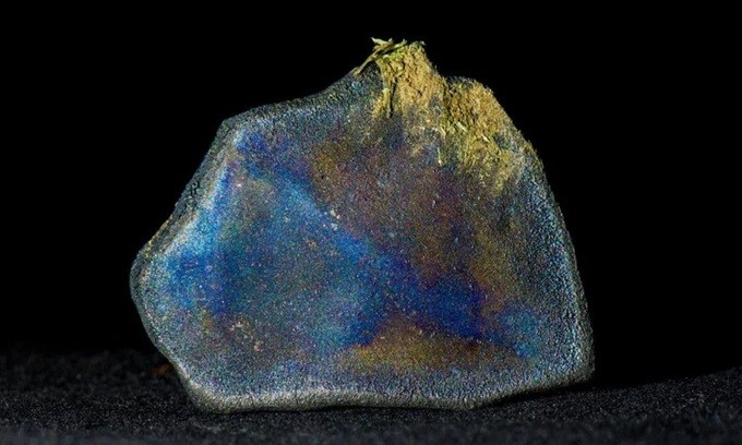 Mảnh vỡ thiên thạch Aguas Zarcas có vệt màu cầu vồng và có thể chứa những hợp chất hữu cơ phức tạp. - Ảnh: Live Science.