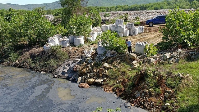 Hàng chục tấn chất thải lại được vận chuyển từ Ninh Bình về đổ tại thị trấn Nông Cống.