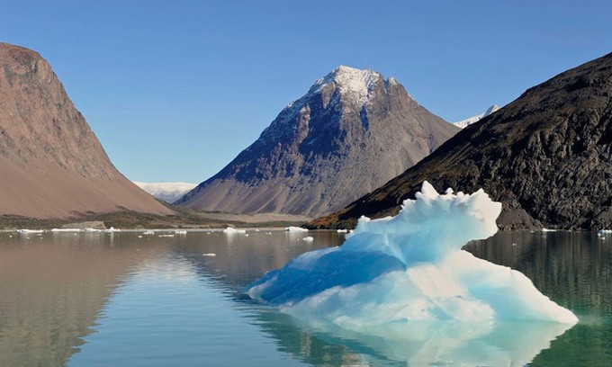 Tảng băng trôi nhỏ trong vịnh băng ở phía nam Greenland. - Ảnh: Business Insider.