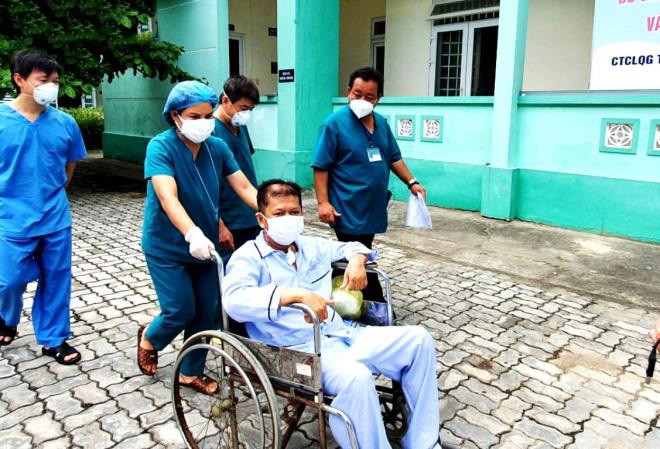Bệnh nhân 582 được chữa khỏi, đã hồi phục hơn 90% được xuất viện - Ảnh: VTC News
