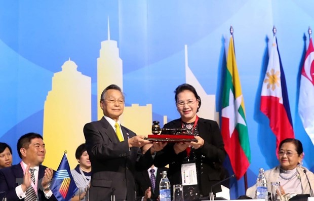 Chủ tịch Quốc hội Nguyễn Thị Kim Ngân nhận búa đảm nhận chức Chủ tịch AIPA 41 từ Thái Lan. (Ảnh: Trọng Đức/TTXVN)