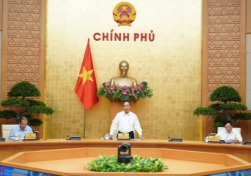 Thủ tướng Nguyễn Xuân Phúc chủ trì cuộc họp Thường trực Chính phủ về phòng chống COVID-19 ngày 18/9. - Ảnh: VGP/Quang Hiếu