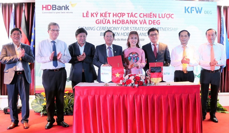 HDBank ký kết hợp đồng phát hành trái phiếu chuyển đổi và hợp tác chiến lược với DEG