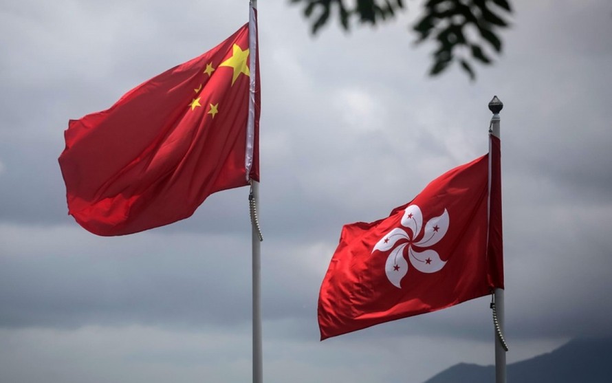 Cờ Trung Quốc và cờ Hong Kong. - Ảnh: CNN.