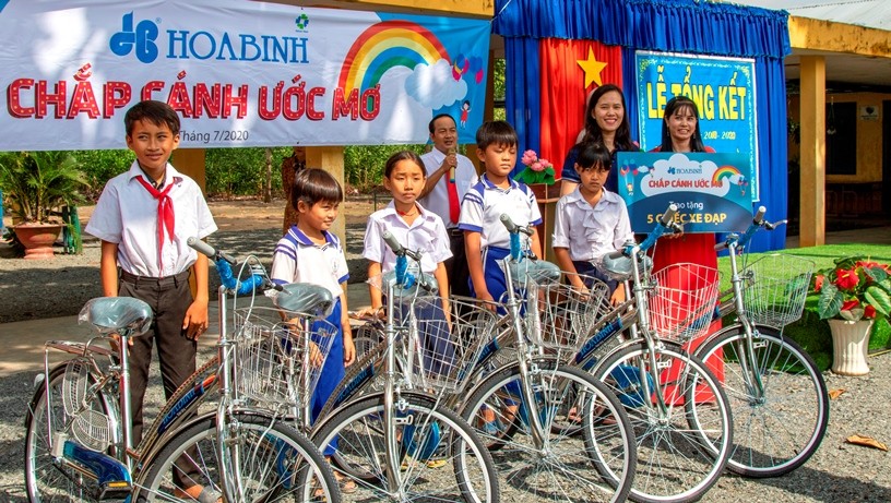 Tập đoàn Xây dựng Hòa Bình đã trao tặng 1.000 vở trắng và và sách truyện cùng 100 suất học bổng, 75 áo phao, 15 chiếc xe đạp với tổng giá trị gần 100 triệu đồng cho 3 trường tiểu học tại tỉnh Tây Ninh.