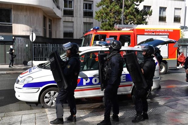 Cảnh sát được triển khai tại hiện trường vụ tấn công bằng dao gần văn phòng cũ của tòa soạn báo Charlie Hebdo ở thủ đô Paris, ngày 25/9. (Ảnh: AFP/TTXVN)