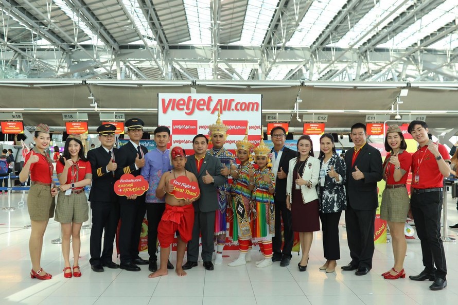 Chào mừng các chuyến bay khai trương của Thai Vietjet tại sân bay Suvarnabhumi và Surat Thani
