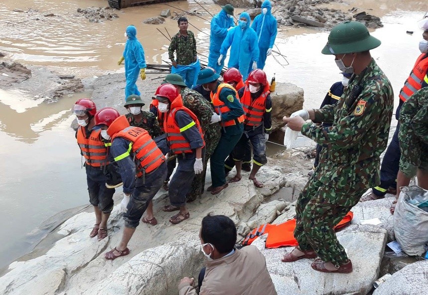 Lực lượng cứu hộ phát hiện thi thể công nhân dưới lòng sông Rào Trăng. - Ảnh: Zing.vn