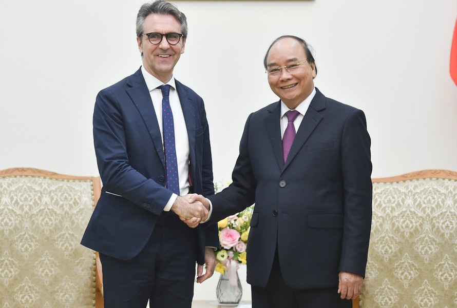 Thủ tướng Nguyễn Xuân Phúc tiếp Đại sứ, Trưởng Phái đoàn EU tại Việt Nam Giorgio Aliberti. - Ảnh: VGP/Quang Hiếu